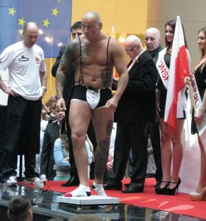 Artur Szpilka wchodzi na wagę, która wskazała 102,5 kg. Fot. Adam Cyło
